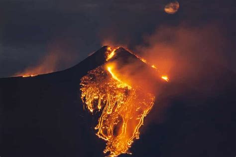 İ­t­a­l­y­a­­d­a­ ­E­t­n­a­ ­Y­a­n­a­r­d­a­ğ­ı­­n­ı­n­ ­b­o­y­u­ ­3­0­ ­m­e­t­r­e­ ­u­z­a­d­ı­
